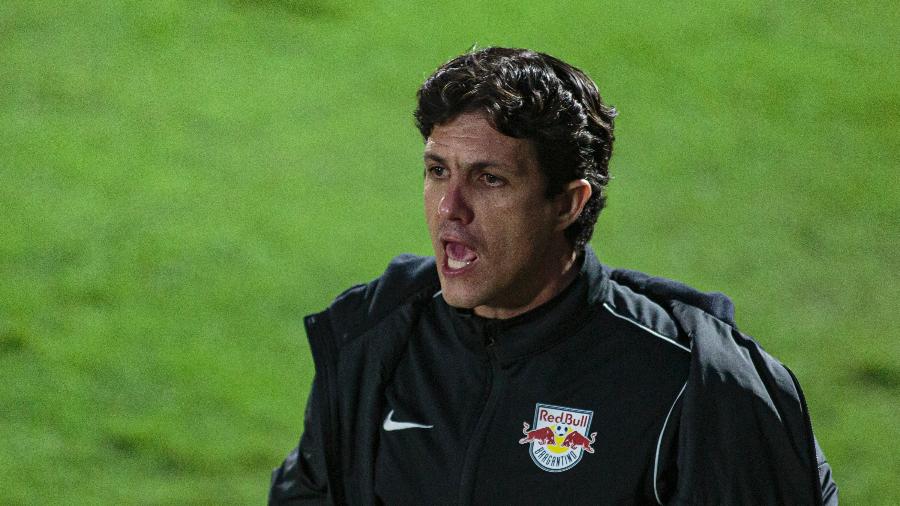 Maurício Barbieri, técnico do Bragantino, durante o jogo contra o Cuiabá - Diogo Reis/AGIF