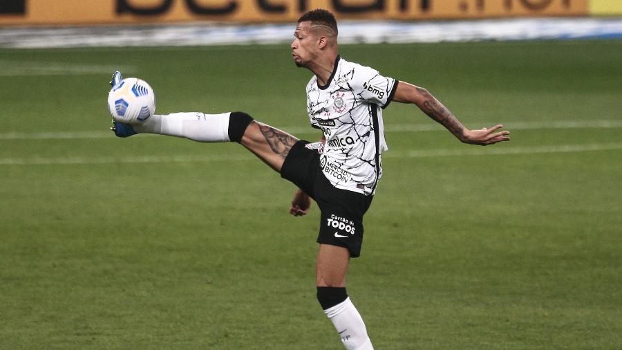 João Victor, zagueiro do Corinthians, intercepta passe de jogador do Juventude, na Neo Química Arena - Ettore Chiereguini/AGIF