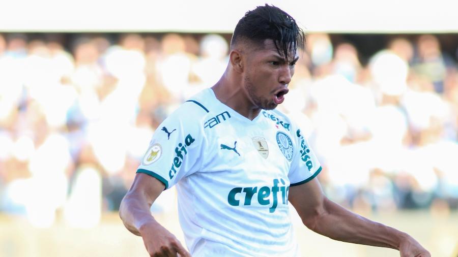Rony, jogador do Palmeiras, comemora seu gol durante partida contra o Santos - Fernanda Luz/Fernanda Luz