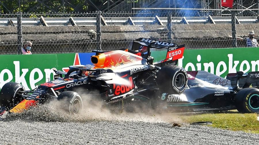 Carros de Max Verstappen e Lewis Hamilton após acidente que tirou ambos do GP de Monza de Fórmula 1 de 2021 - REUTERS/Jennifer Lorenzini/File Photo