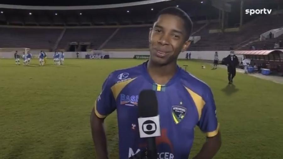 Berguinho, do Rondoniense, precisou sair no meio do jogo para ir ao banheiro em partida da Copinha - Reprodução/SporTV