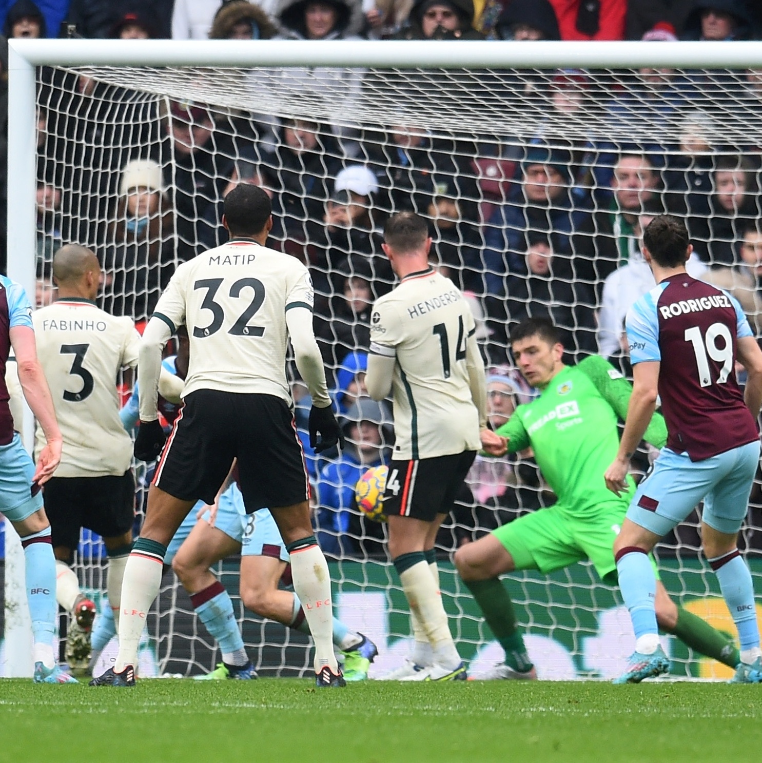 Liverpool vence o Burnley pelo Inglês e entra na zona de