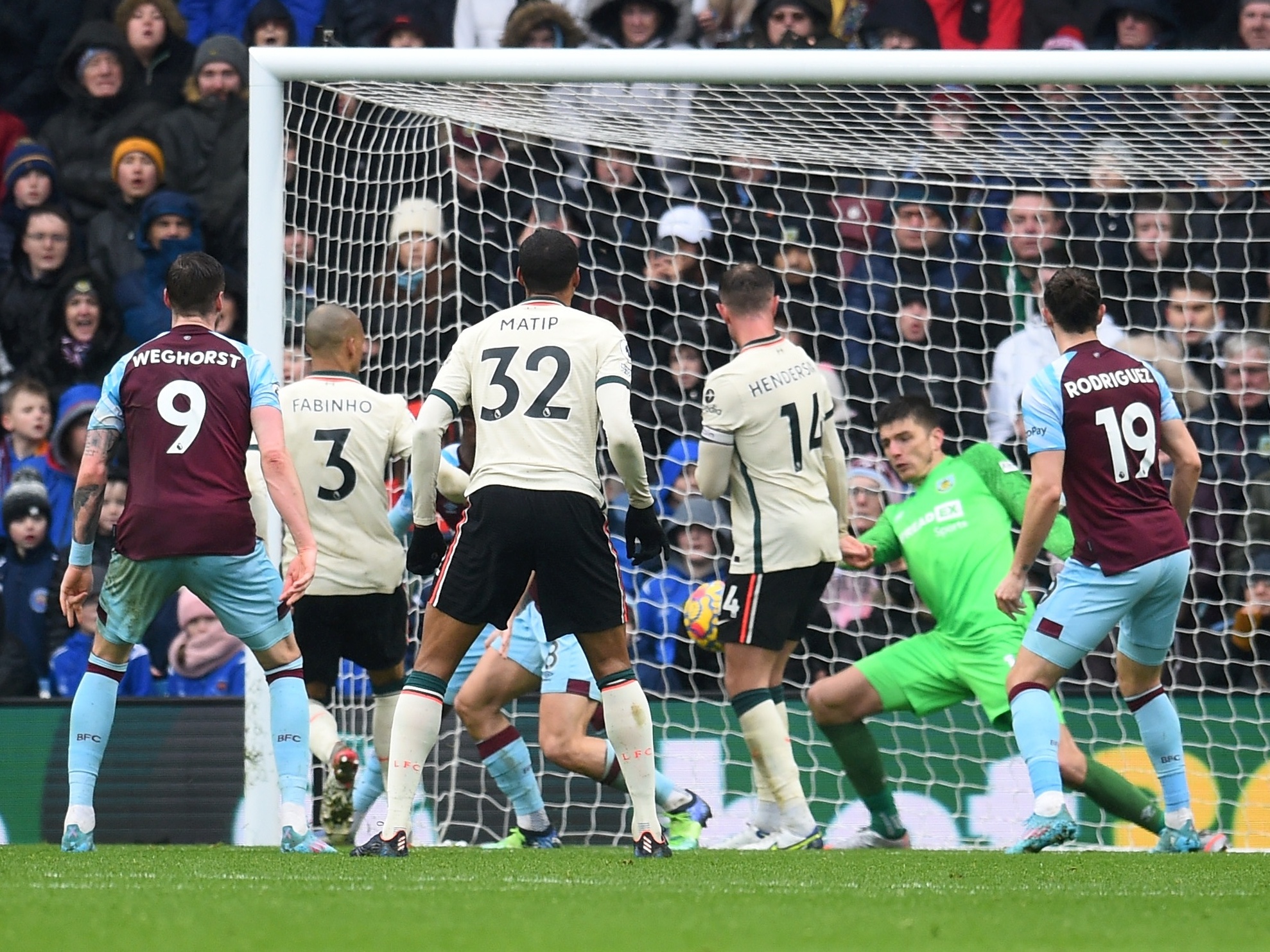 Liverpool vence o Burnley pelo Inglês e entra na zona de