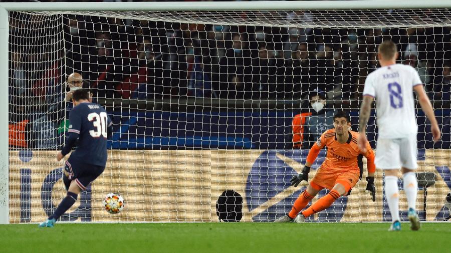 Thibaut Courtois pula para defender cobrança de pênalti de Lionel Messi em PSG x Real Madrid - REUTERS/Gonzalo Fuentes