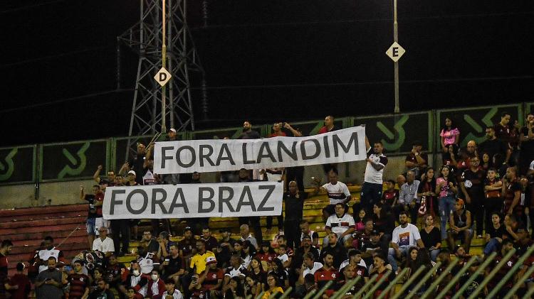     Flamengo fans display their flags against Rodolfo Landim and Marcos Braz, against Altos-PI, for the Copa do Brasil, in the Volta Redonda - ALEXANDRE NETO / PHOTOPRESS / ESTADÃO CONTEÚDO - ALEXANDRE NETO / PHOTOPRESS / ESTADÃO CONTEÚO