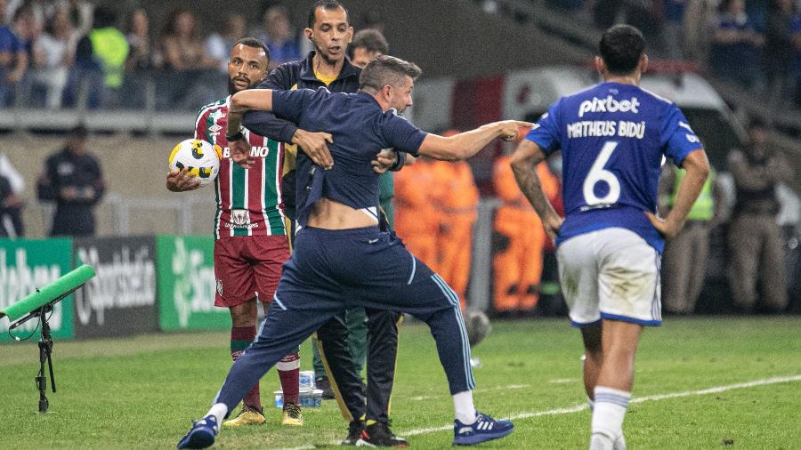 Paulo Pezzolano, técnico do Cruzeiro, se revolta ao ser expulso no duelo da equipe contra o Fluminense - GIAZI CAVALCANTE/CÓDIGO19/ESTADÃO CONTEÚDO