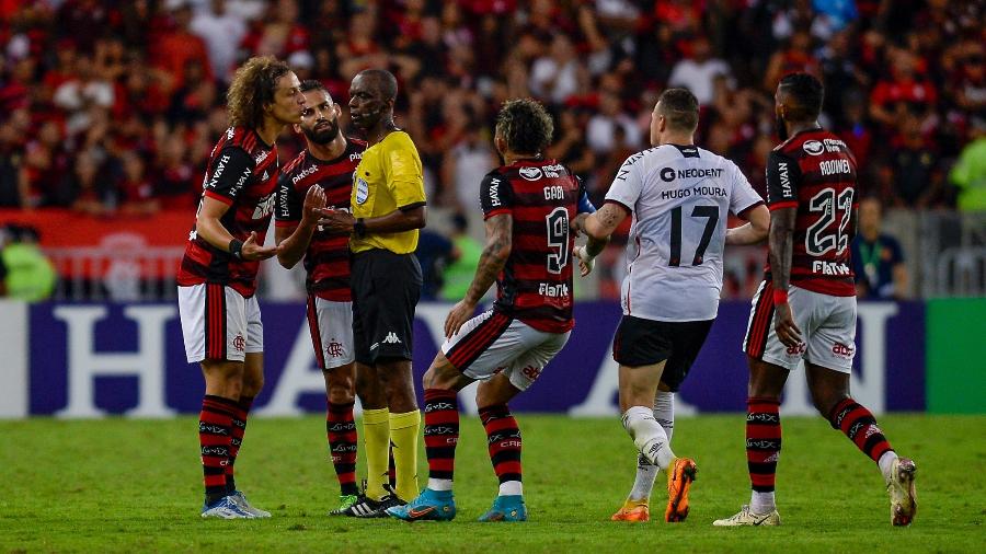 David Luiz e Gabigol reclamam com o árbitro Luiz Flávio de Oliveira na partida entre Flamengo e Athletico-PR - Marcelo Cortes/Flamengo