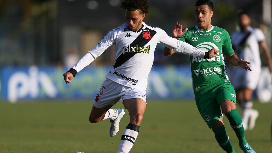 Figueiredo, do Vasco, sob marcação de Alisson, da Chapecoense, em São Januário, pela Série B do Brasileiro - Daniel Ramalho/CRVG