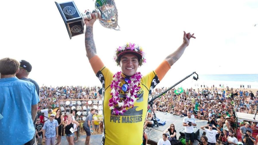 Gabriel Medina com o troféu do 1º título mundial, em 2014 - WSL