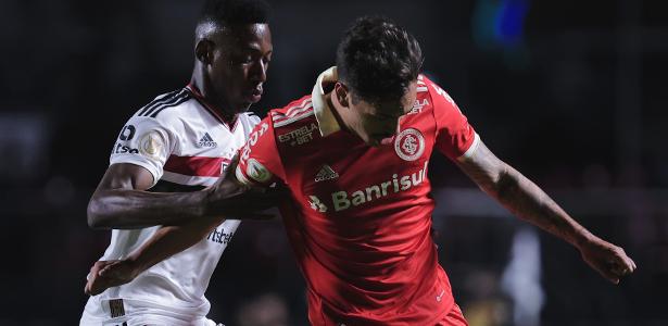 Léo, do São Paulo, disputa bola com Maurício, do Inter, pelo Brasileirão