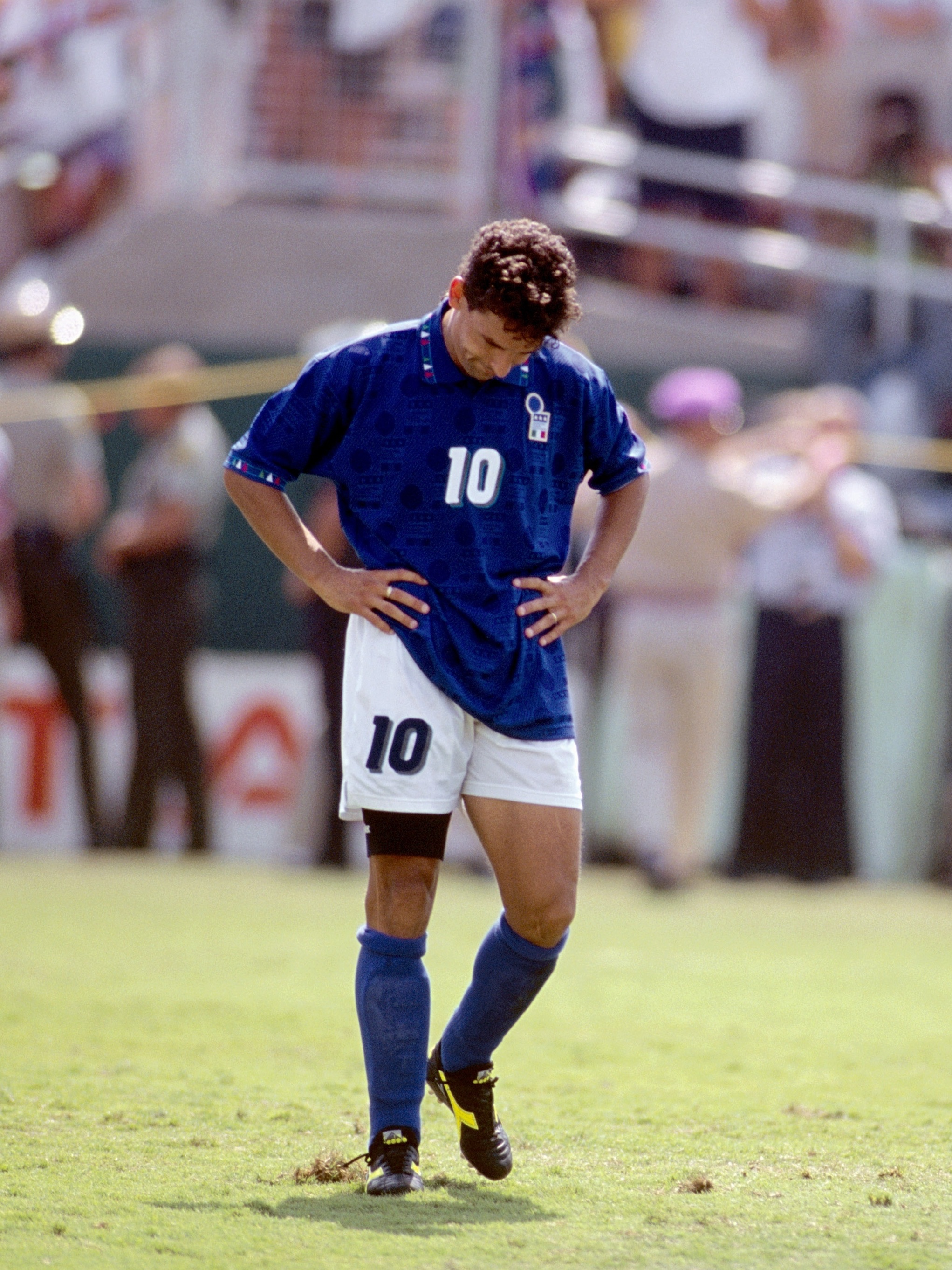 Baggio salvou a Itália na estreia contra o Chile em 98