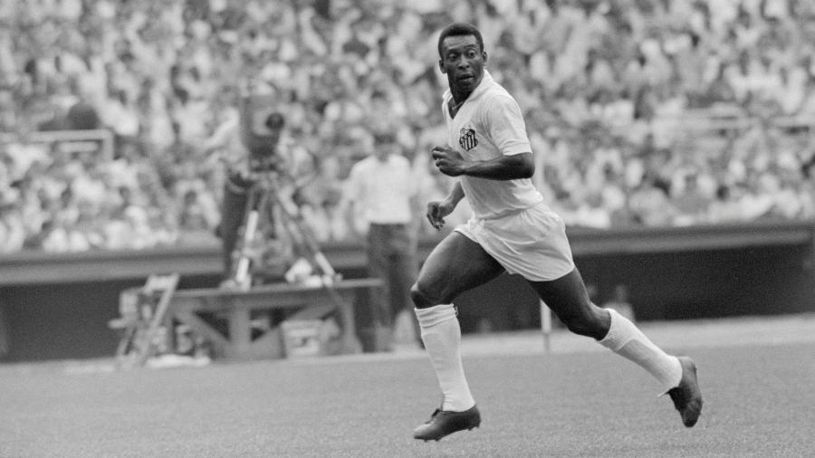 Pelé em ação pelo Santos em 1968 - Wally McNamee/CORBIS/Corbis via Getty Images