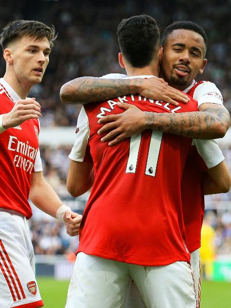 Gabriel Martinelli e Gabriel Jesus se abraçam após o segundo gol do Arsenal sobre o Newcastle - LINDSEY PARNABY/AFP
