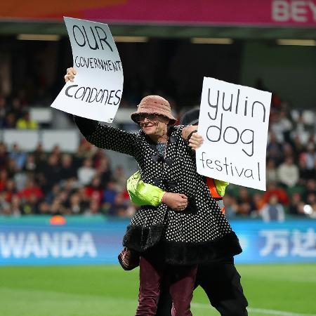 Invasão de campo durante jogo entre Dinamarca e China pela Copa do Mundo feminina