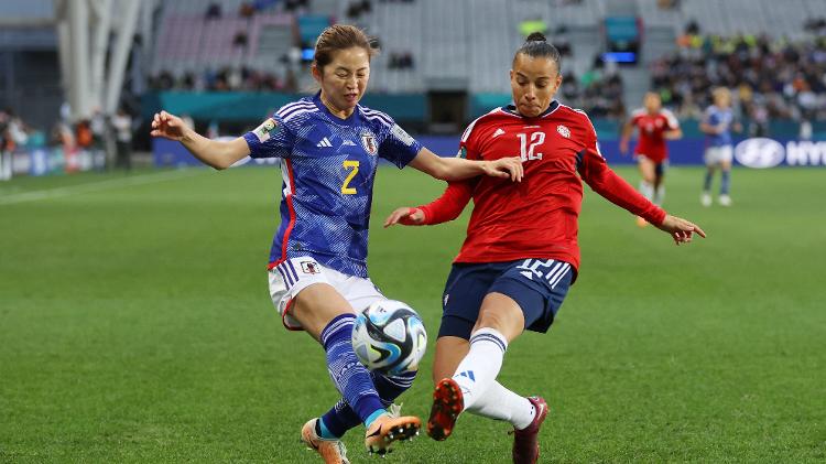 Riza Shimizu, do Japão, disputa com Paula Elizondo, da Costa Rica, na Copa feminina
