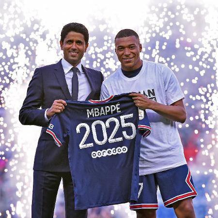 Mbappé e Nasser Al-Khelaifi, presidente do PSG, posam juntos antes de jogo contra o Metz