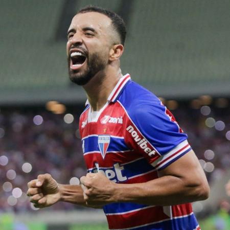 Caio Alexandre comemora gol em Fortaleza x Santos pelo Campeonato Brasileiro