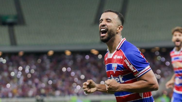 Caio Alexandre comemora gol em Fortaleza x Santos pelo Campeonato Brasileiro