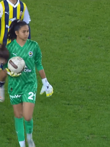 Halilaj, do Besiktas, cabeceia e tira bola das mãos de goleira do Fenerbahçe