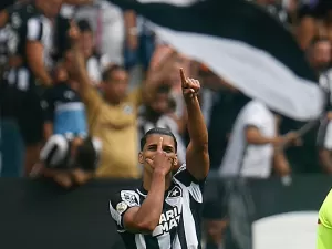 Botafogo muda tática para mudar astral. Não mudou nada
