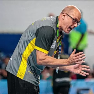 Novo astro do vôlei alcança mais de 80cm acima do aro de basquete - UOL  Esporte