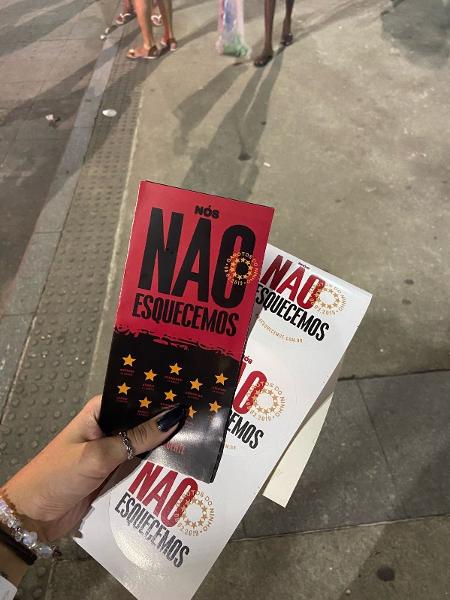 Torcedores distribuíram adesivos e panfletos sobre a tragédia do Ninho em jogo do Flamengo