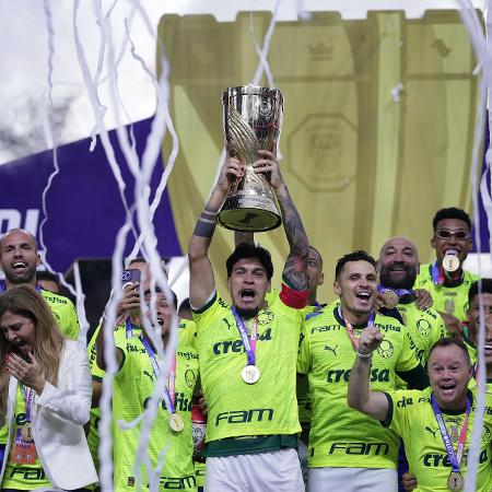 Gustavo Gómez ergue taça do título do Palmeiras no Campeonato Paulista