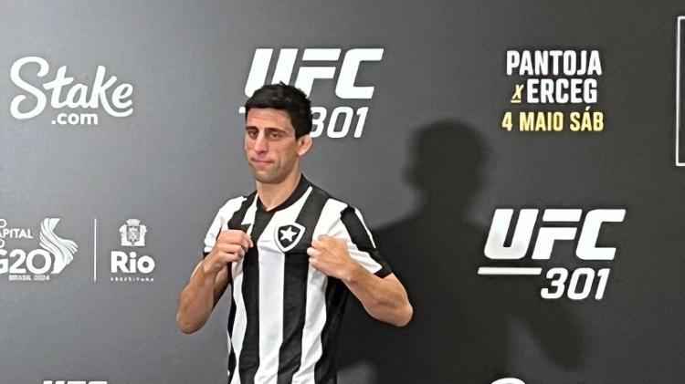 Australiano Steve Erceg surgiu vestido com camisa do Botafogo em coletiva do UFC Rio