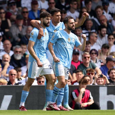 Jogadores do Manchester City comemoram gol de Gvardiol contra o Fulham pelo Campeonato Inglês