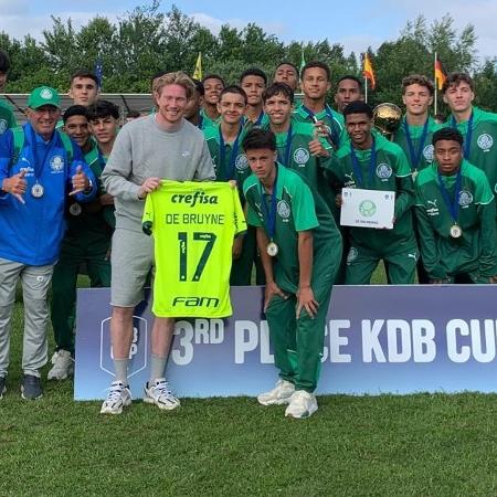 Kevin de Bruyne, do Manchester City, recebe camisa personalizada do Palmeiras durante campeonato sub-15 na Bélgica