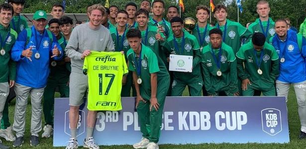 Palmeiras homenageia De Bruyne com camisa personalizada após torneio de base.