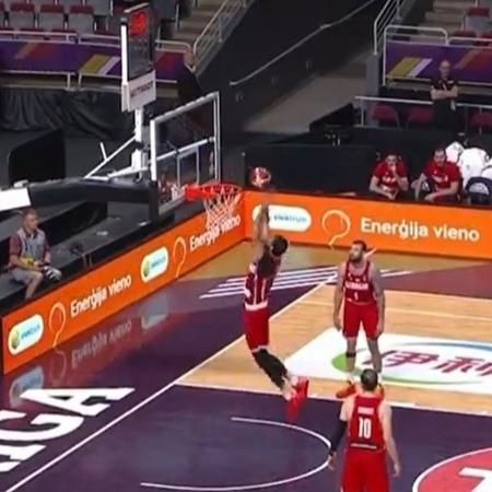 Goga Bitadze, da seleção da Geórgia, tenta fazer cesta contra no Pré-Olímpico de basquete masculino
