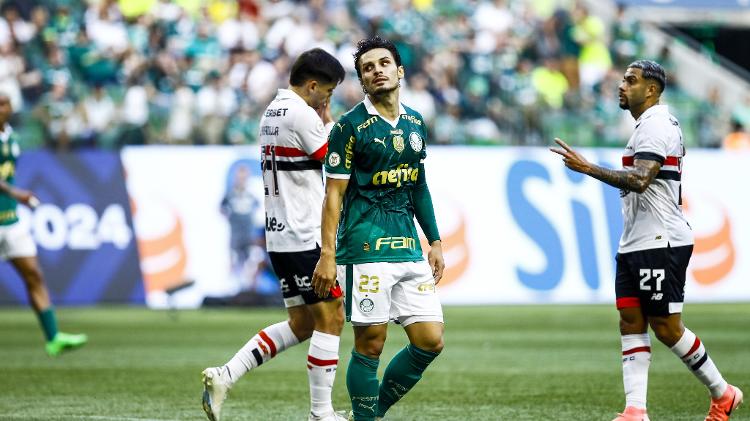 Raphael Veiga, do Palmeiras, no jogo contra o São Paulo, pelo Brasileirão