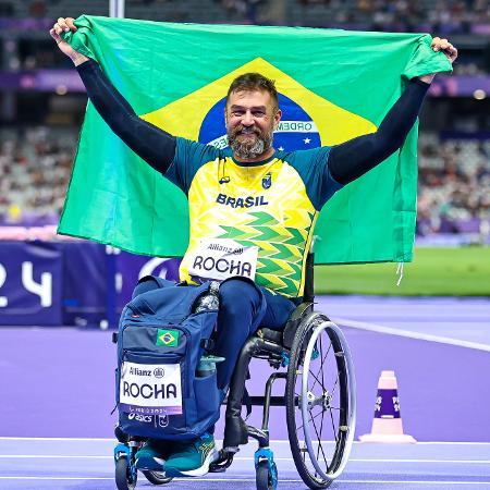 André Rocha celebra o bronze no lançamento de disco F52 nas Paralimpíadas de Paris