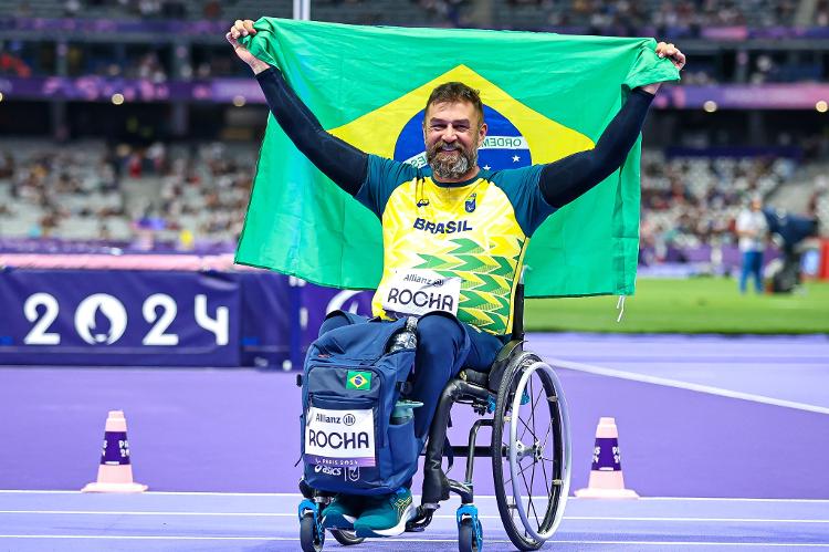 André Rocha celebra o bronze no lançamento de disco F52 nas Paralimpíadas de Paris