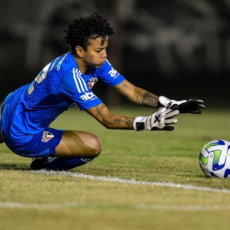 Carlinha, goleira do São Paulo, durante jogo pelo Brasileirão Feminino