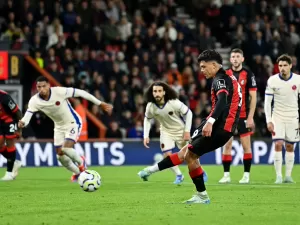 Brasileiro Evanílson desperdiça pênalti em derrota do Bournemouth para o Chelsea