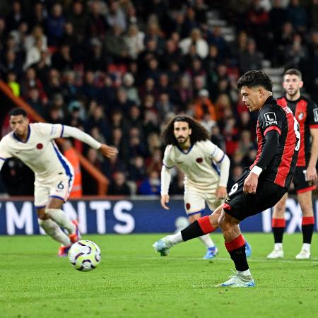 Evanílson perde pênalti em derrota do Bournemouth para o Chelsea