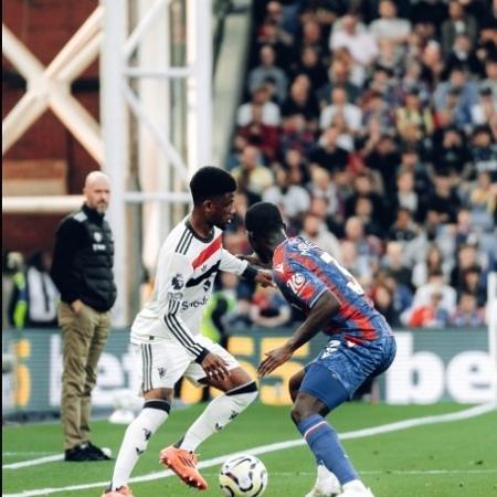 Jogadores de Crystal Palace e Manchester United durante partida pelo Campeonato Inglês 2024/25. - Foto: Reprodução/Manchester United/Redes sociais