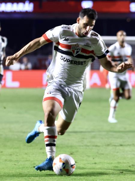 Calleri em ação durante São Paulo x Botafogo, jogo da Libertadores