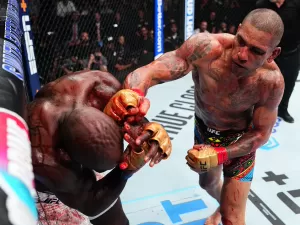 Árbitro se impressiona com barulho dos golpes de Poatan no UFC 307: "Nunca vi nada igual"