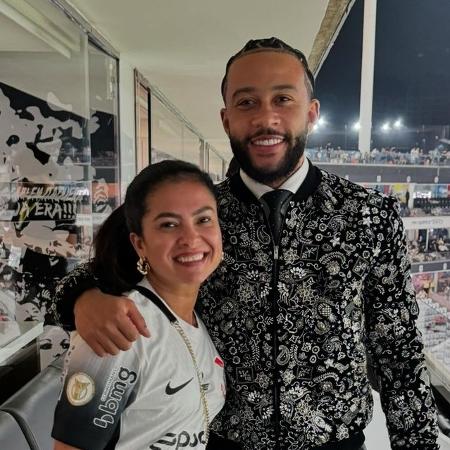 Paula Cardoso, chef de cozinha particular, posa ao lado do cliente Memphis Depay