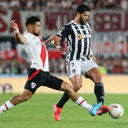 Hulk em ação durante River Plate x Atlético, confronto da Libertadores