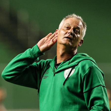 Lisca, técnico do América-MG, provocando a torcida do Sport após jogo pela Série B - Gilson Lobo/Agif