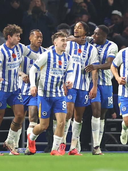 Jogadores do Brighton comemoram gol marcado por João Pedro contra o Manchester City