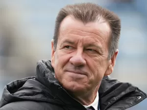 Dunga diz por que está fora do mercado e vê contradição no futebol nacional