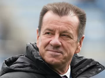 Dunga diz por que está fora do mercado e vê contradição no futebol nacional