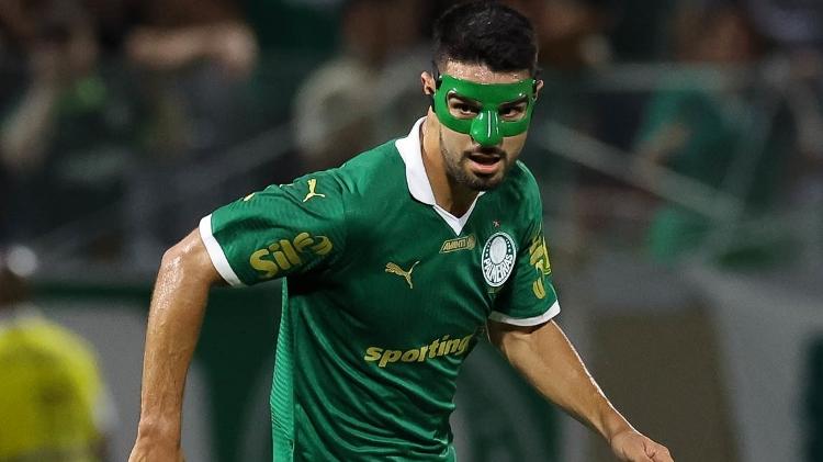Flaco López precisou utilizar uma máscara protetora neste início da temporada por conta de uma cirurgia no nariz Flaco López precisou utilizar uma máscara protetora neste início da temporada por conta de uma cirurgia no nariz