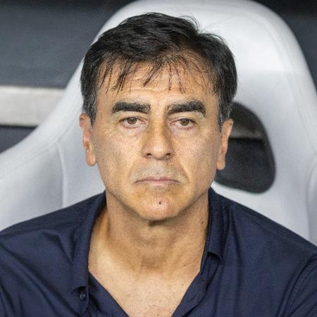 O técnico Gustavo Quinteros foi demitido pelo Grêmio após derrota na 4ª rodada do Brasileirão O técnico Gustavo Quinteros foi demitido pelo Grêmio após derrota na 4ª rodada do Brasileirão