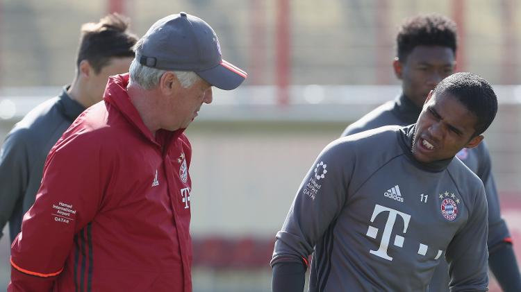 Carlo Ancelotti e Douglas Costa durante treino do Bayern de Munique Carlo Ancelotti e Douglas Costa durante treino do Bayern de Munique